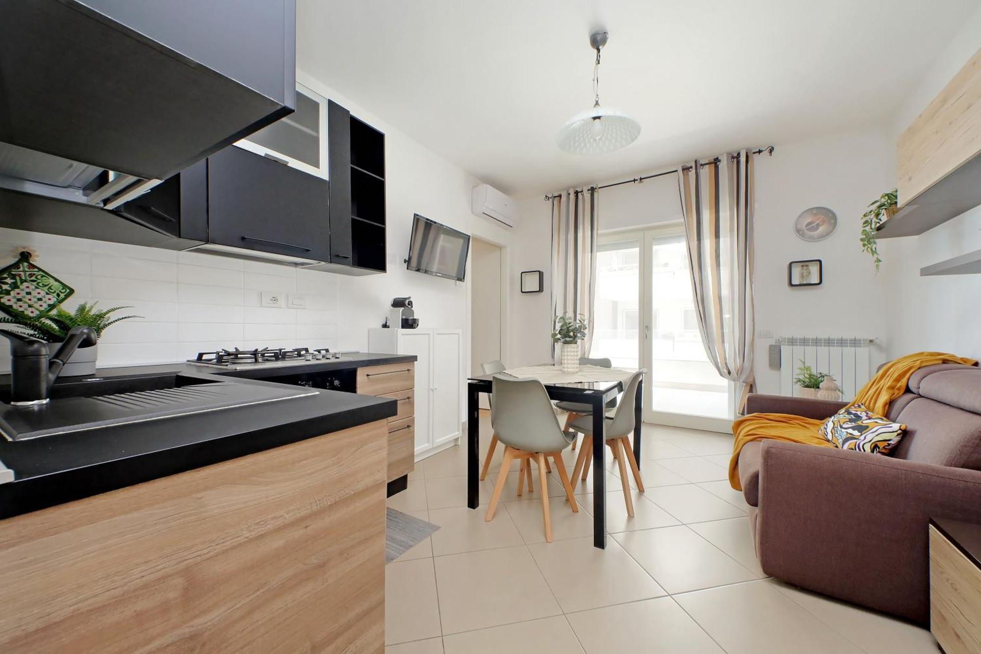 Comodo Con Terrazzo, Vicino Gemelli Rom