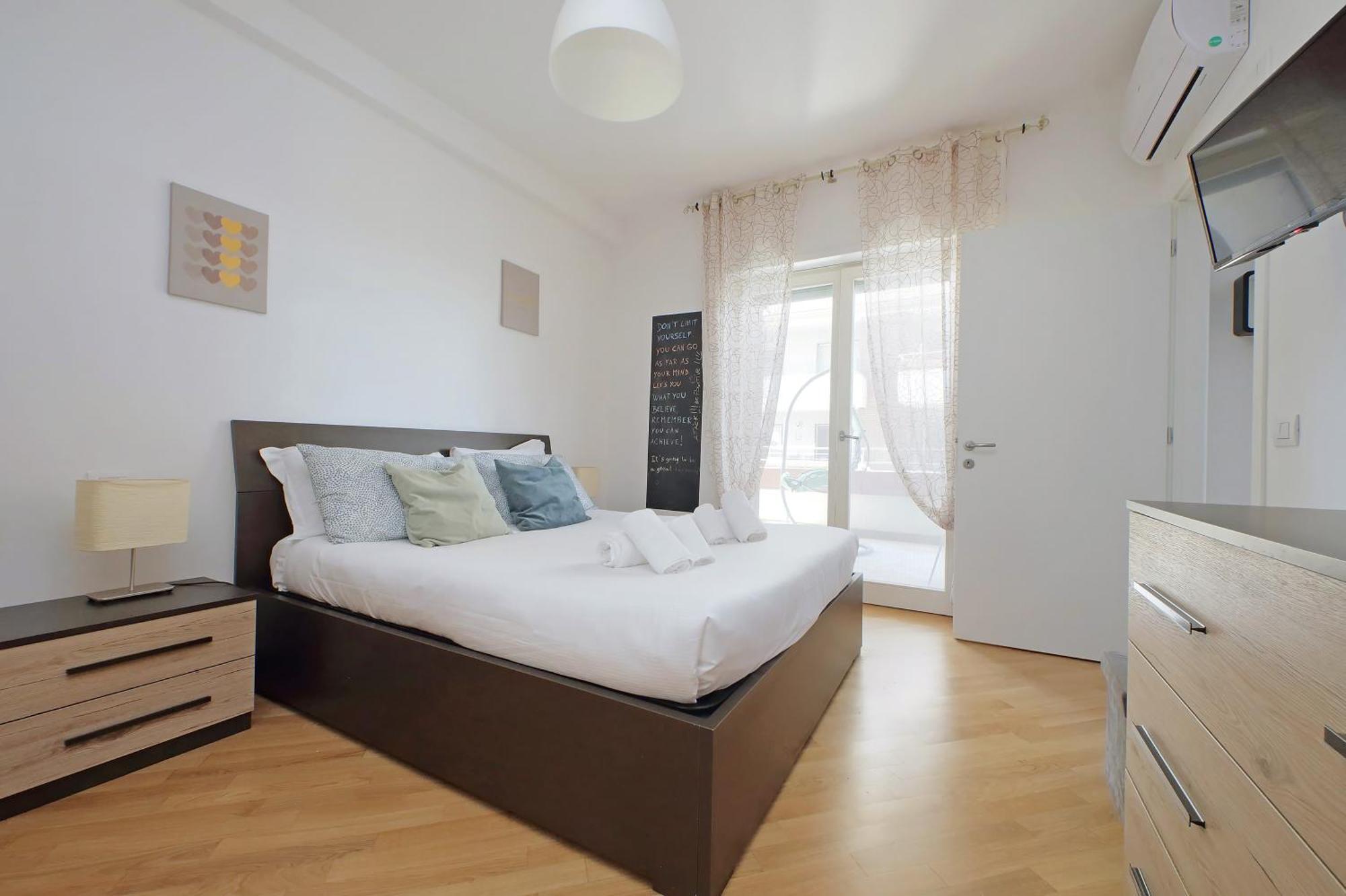Comodo Con Terrazzo, Vicino Gemelli * Rom